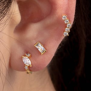 1 Stück Simple Series Einfache geometrische Ohrstecker aus Titanstahl mit 18 Karat Goldbeschichtung und Zirkonia für Damen h5 Bild2